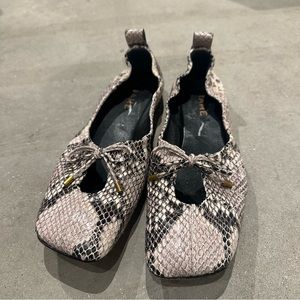 Frame snakeskin ballet flats